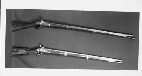 Zwei Musketen, die von John Browns Männern in Harpers Ferry verwendet wurden, hergestellt von einem Hersteller aus Virginia, 1812